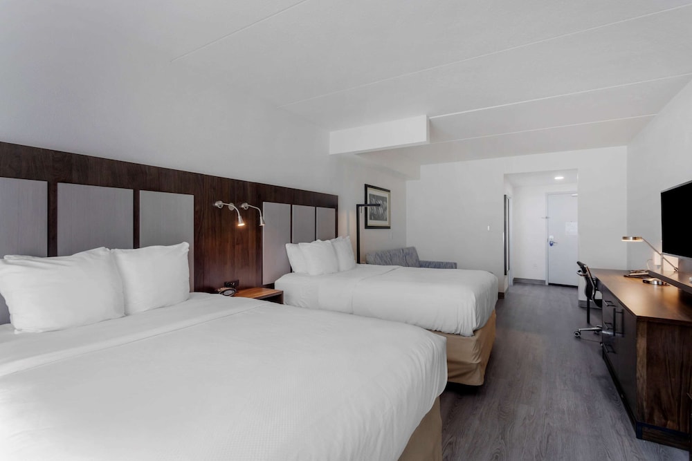 Suite, Non-Smoking, 2 Queen Bed with Sofa Bed - Photo 2