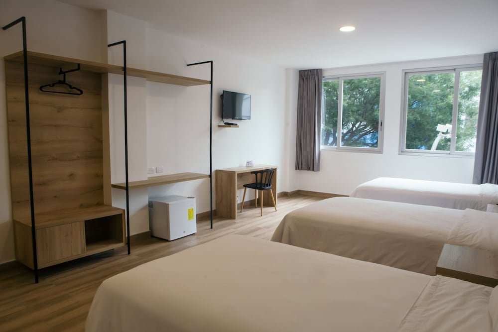 Deluxe Room, 3 Twin Beds, Non Smoking, City View photo 3