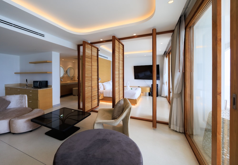 Executive Suite - Photo 19
