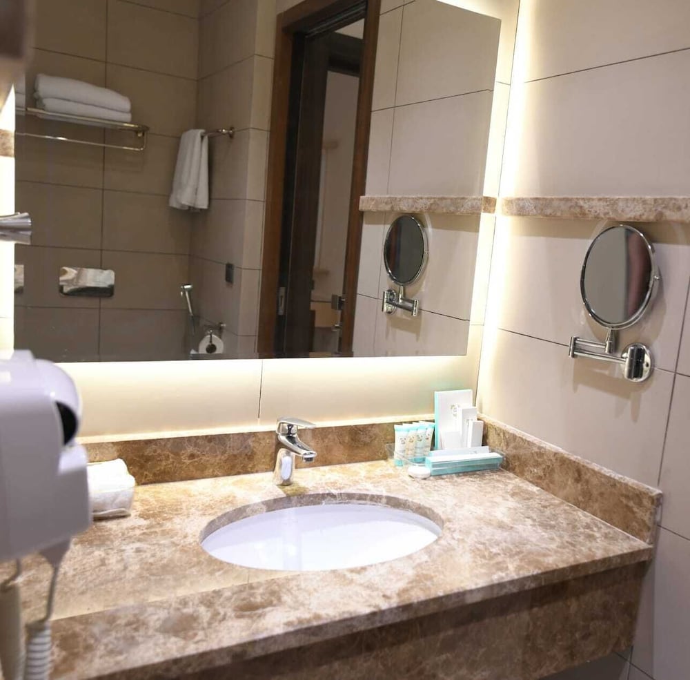Executive Suite, City View - Photo 4