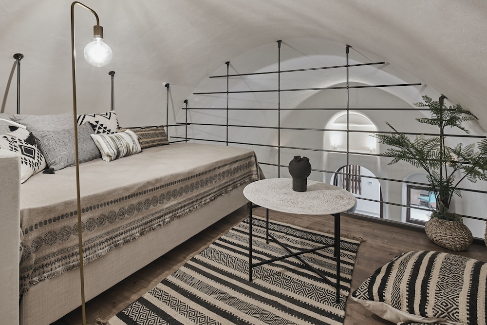 Deluxe Queen Suite with indoor Hot Tub - Photo 12