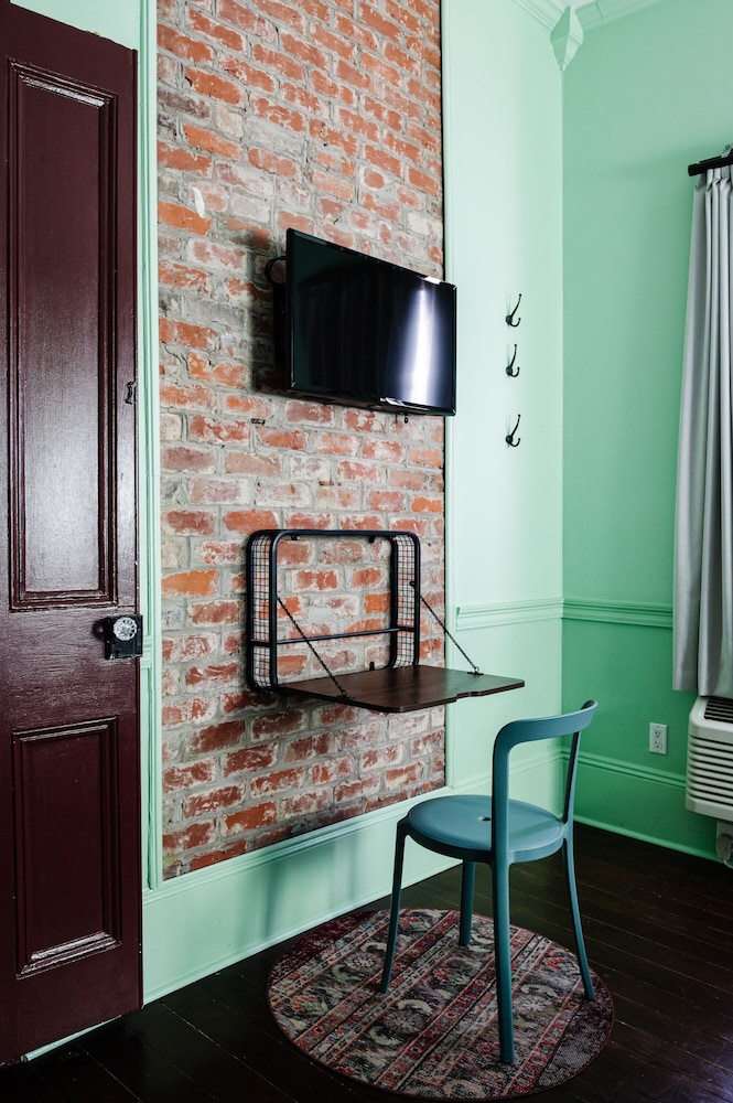 Queen Room (24/7 Front Desk) - Photo 8