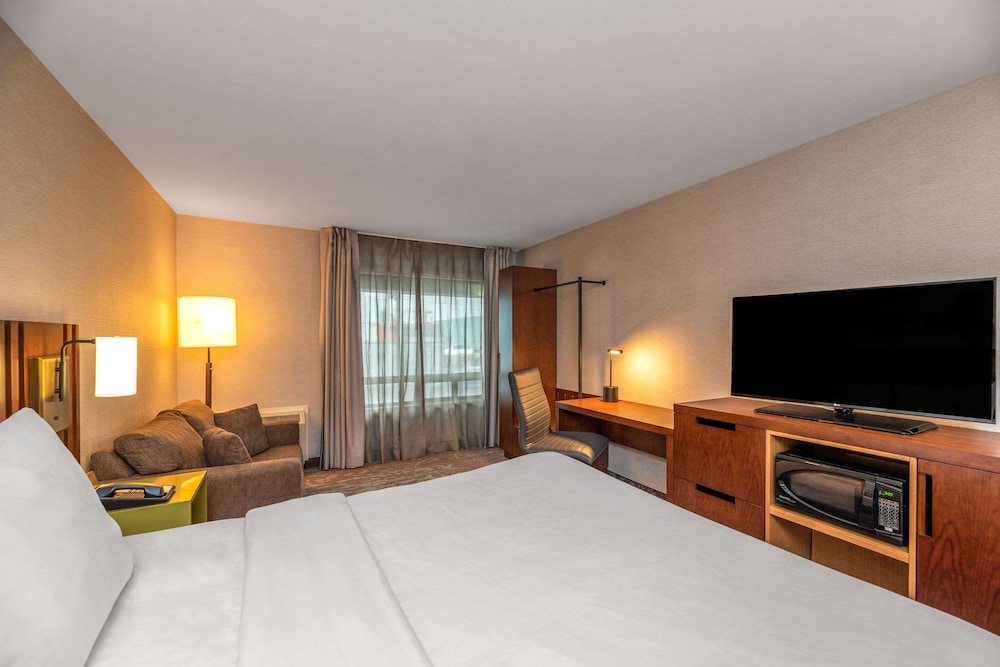 Upgrade Room, 1 King Bed, Non Smoking photo 3