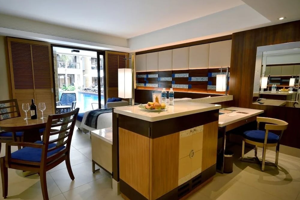 Grand Room, Pool Access ( Breakfast For 2 Only) - Photo 5