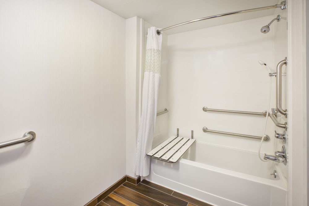 Room, Accessible, Bathtub photo 2