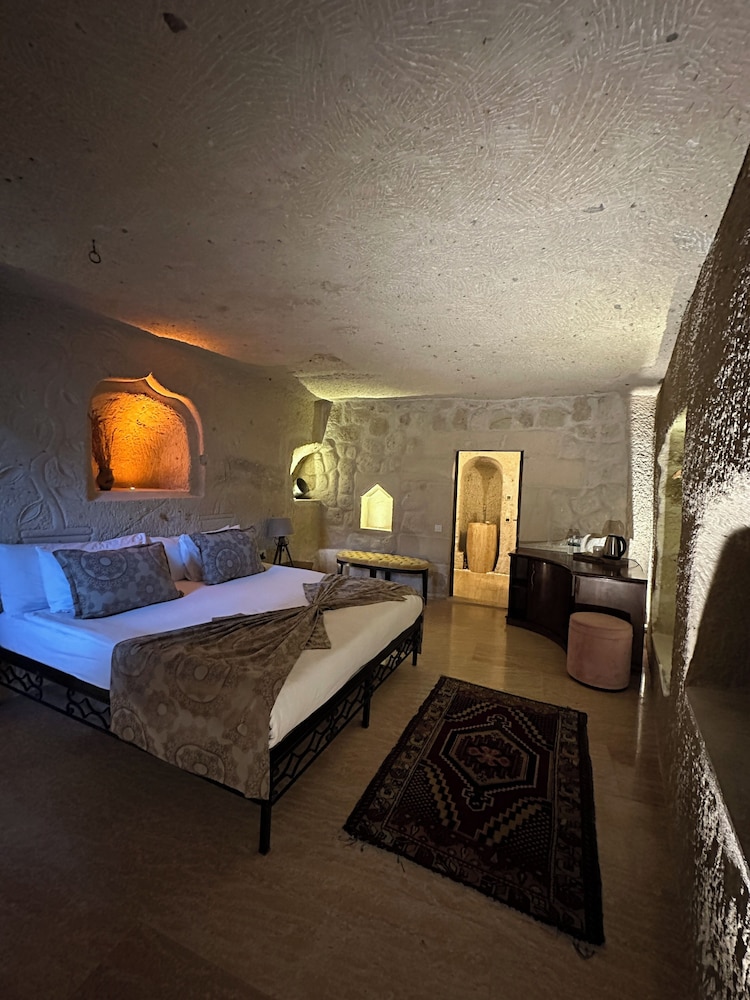 Deluxe Cave Room photo 3