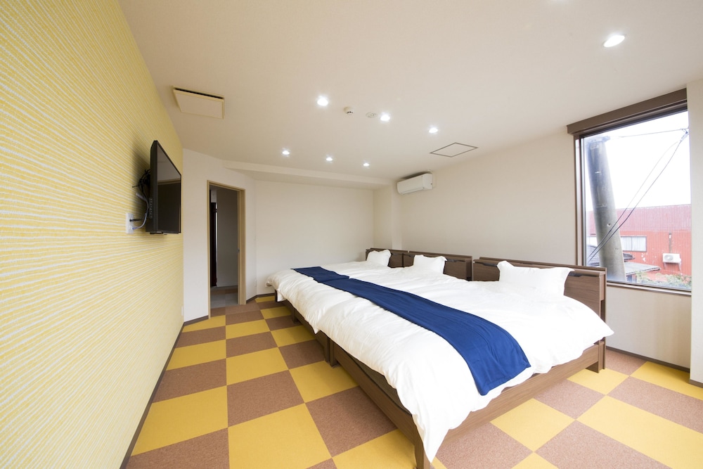 Room, 3 Large Twin Beds - Photo 5