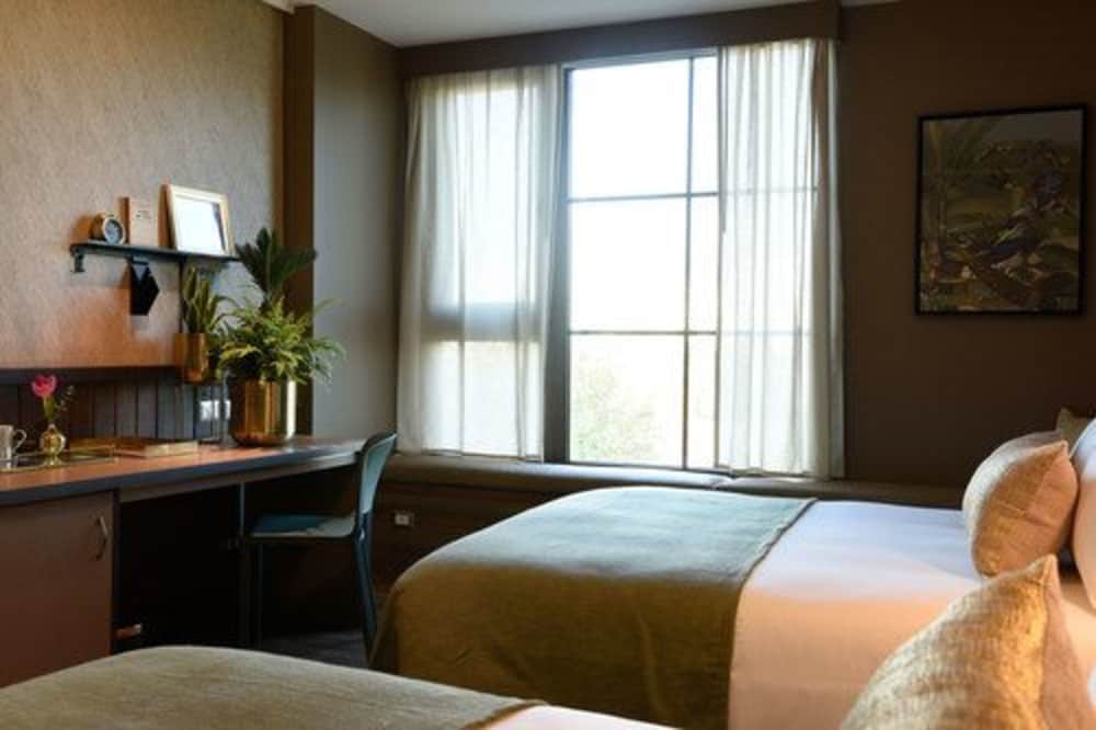 Standard Double Room, 2 Queen Beds - Photo 2