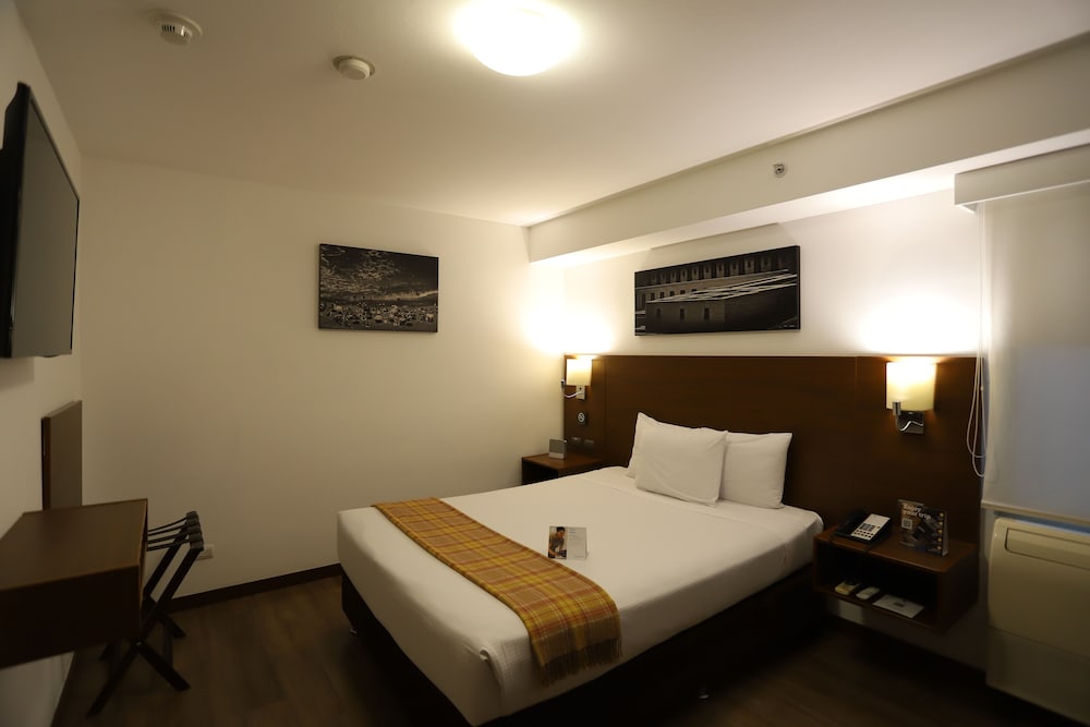 Superior Room, 1 Queen Bed, Accessible - Photo 3