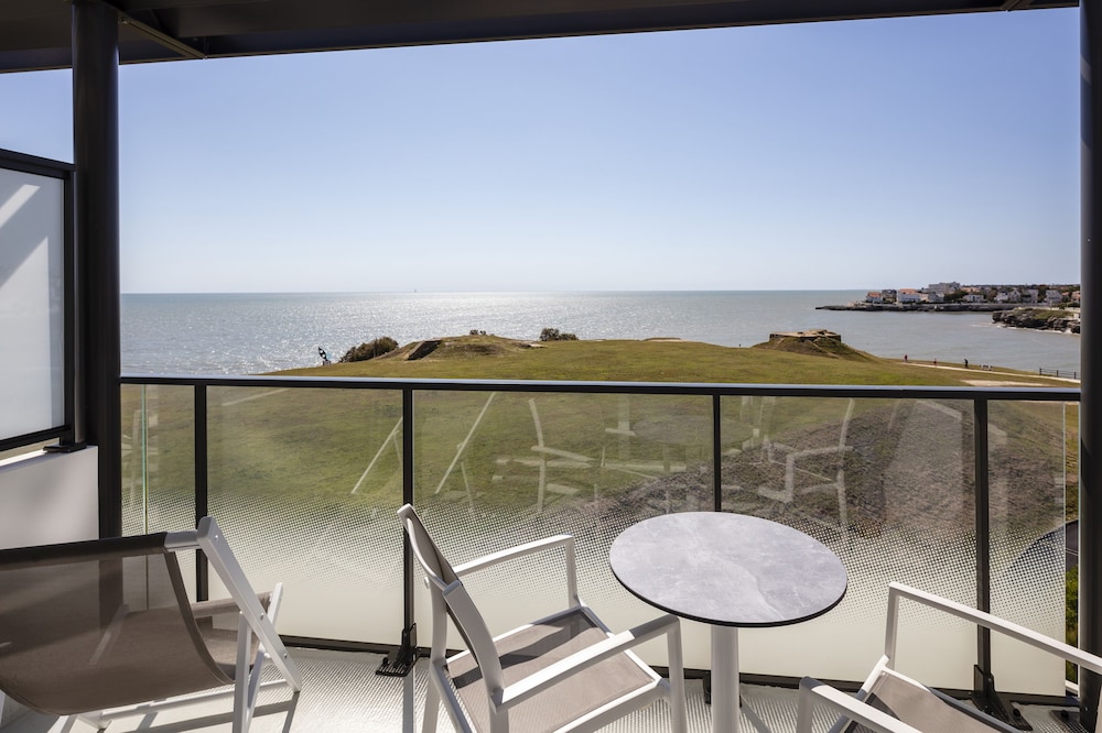 Family Room with Balcony and Sea View - Photo 2