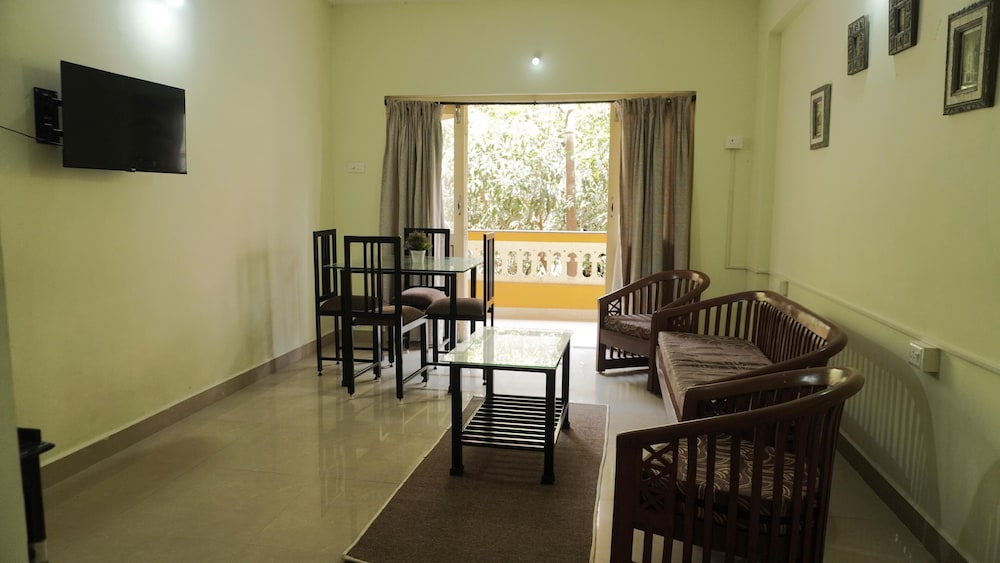 Family Room, Balcony, Garden View photo 2