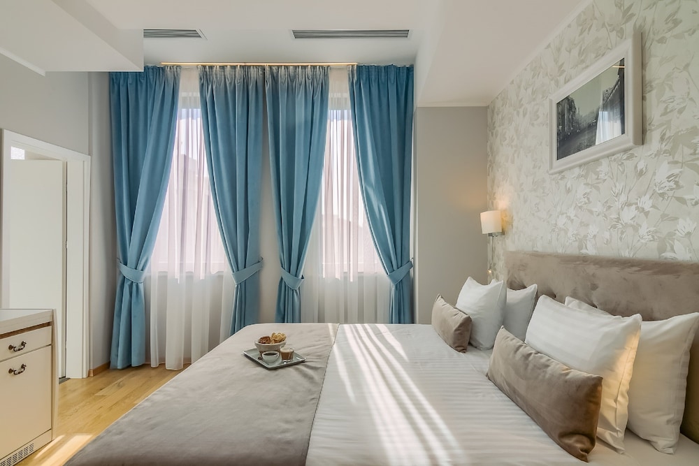 Deluxe Double Bed - Photo 1