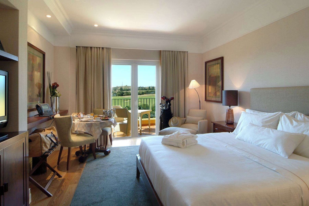 Premium Room, 1 King Bed, Golf View - Photo 1