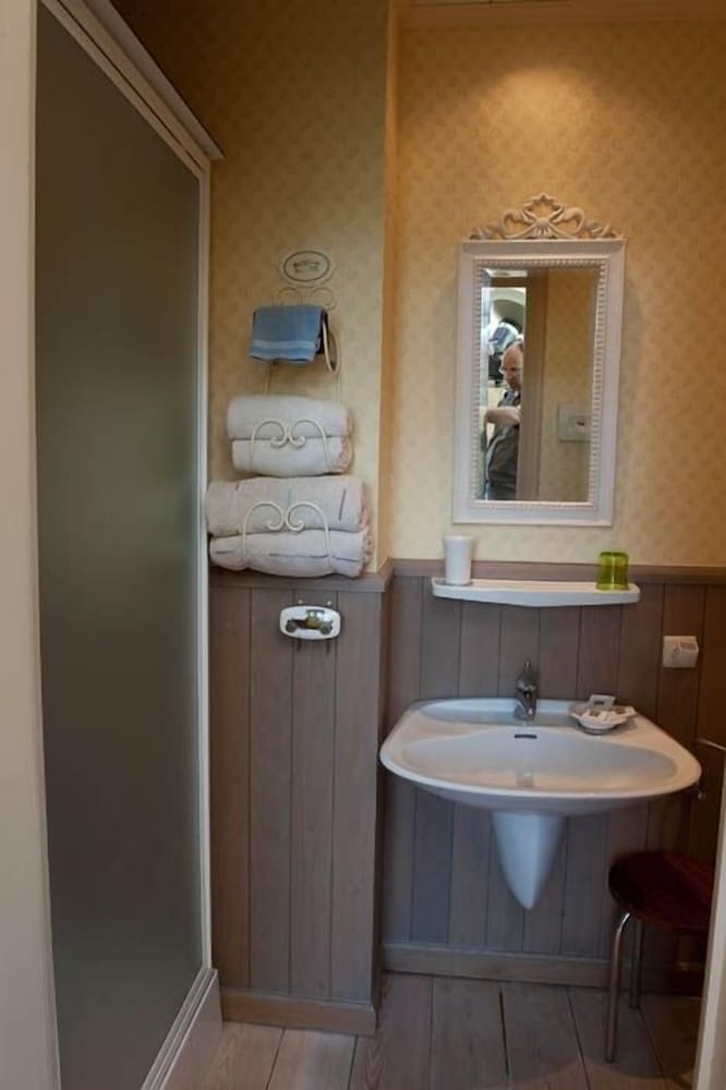 Single Room photo 2