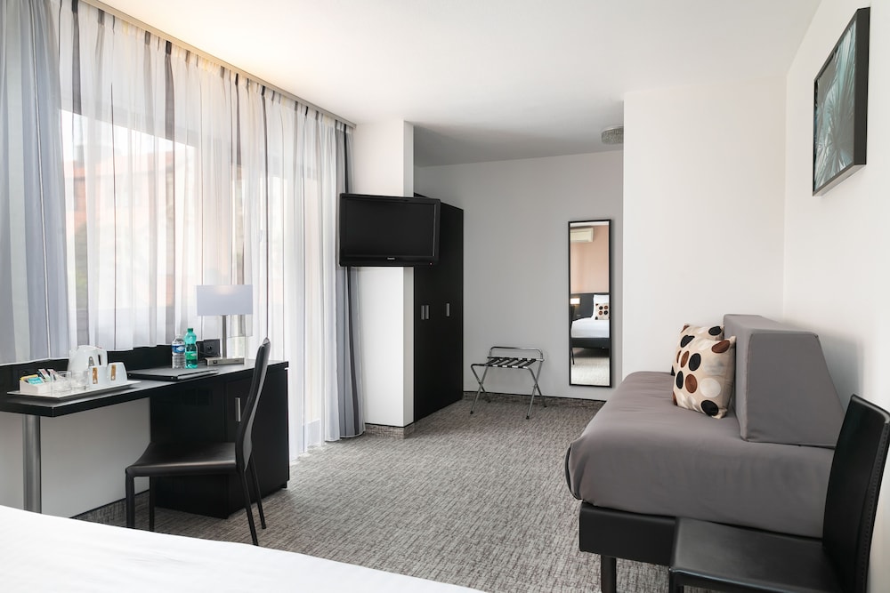 Standard Room, 1 Queen Bed, Non Smoking - Photo 4
