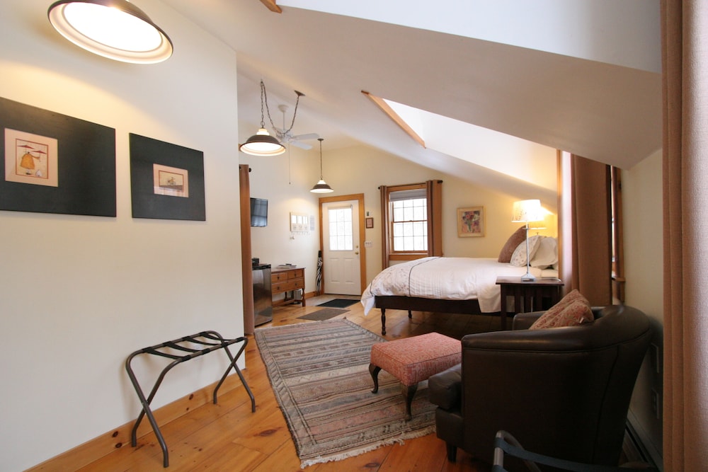 Gabrielle's Loft with refrigerator photo 3