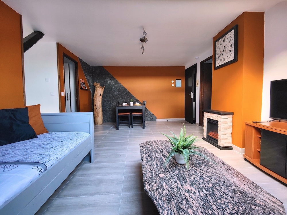 Warm Familiar Apartment - Photo 10
