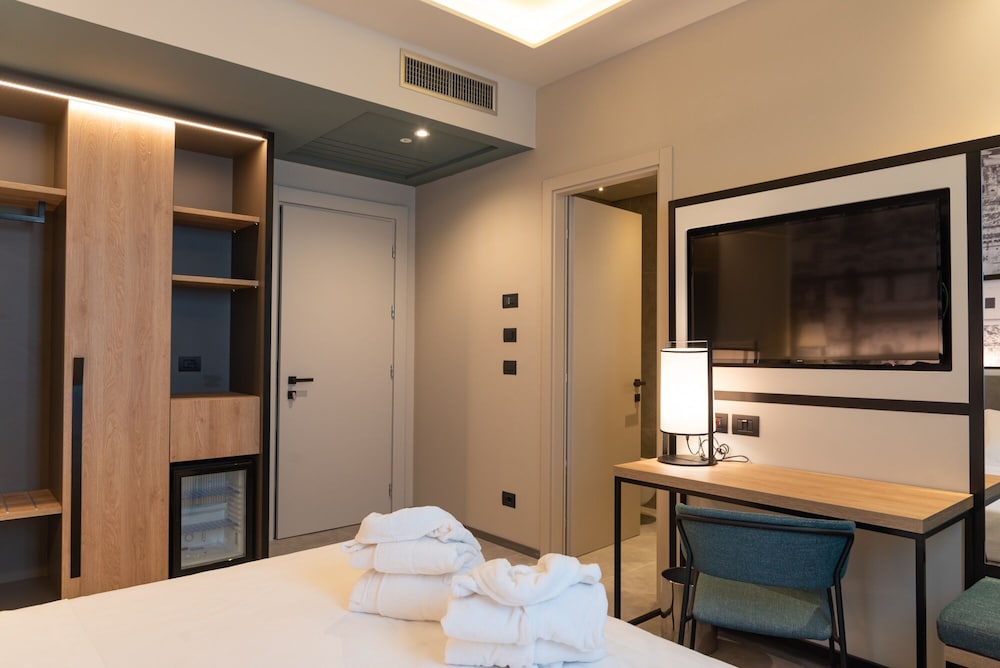 Standard Double or Twin Room - Photo 4
