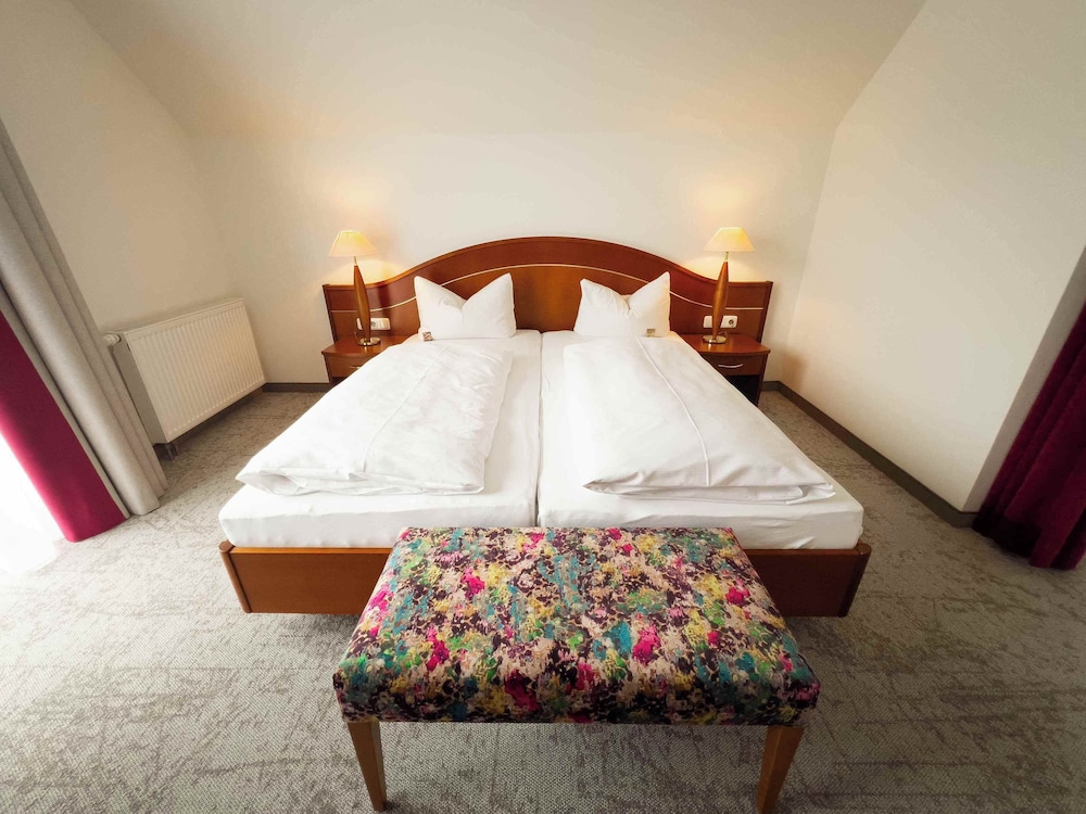 Standard Double Room, Partial Lake View photo 1