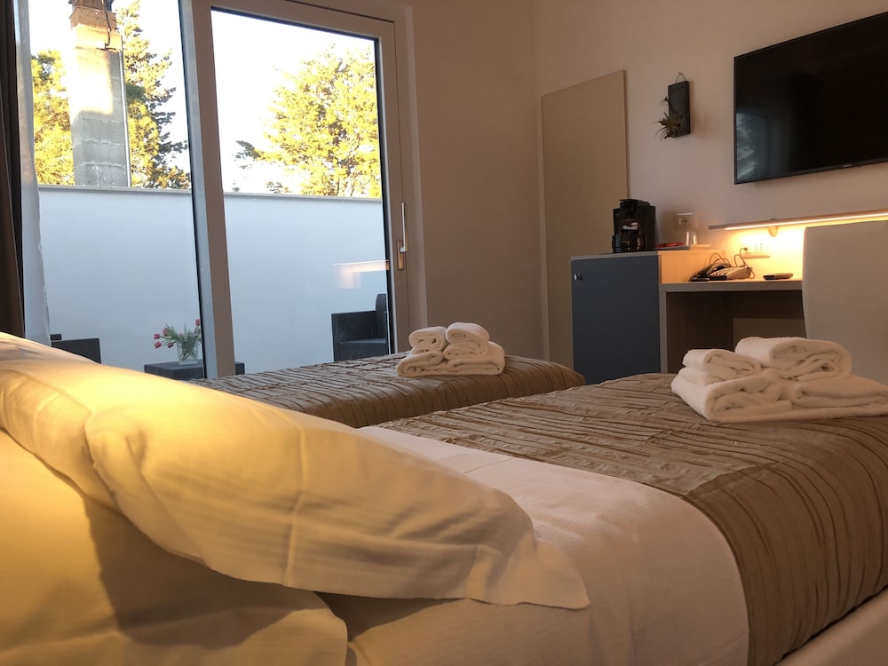 Basic Double or Twin Room, Patio - Photo 9