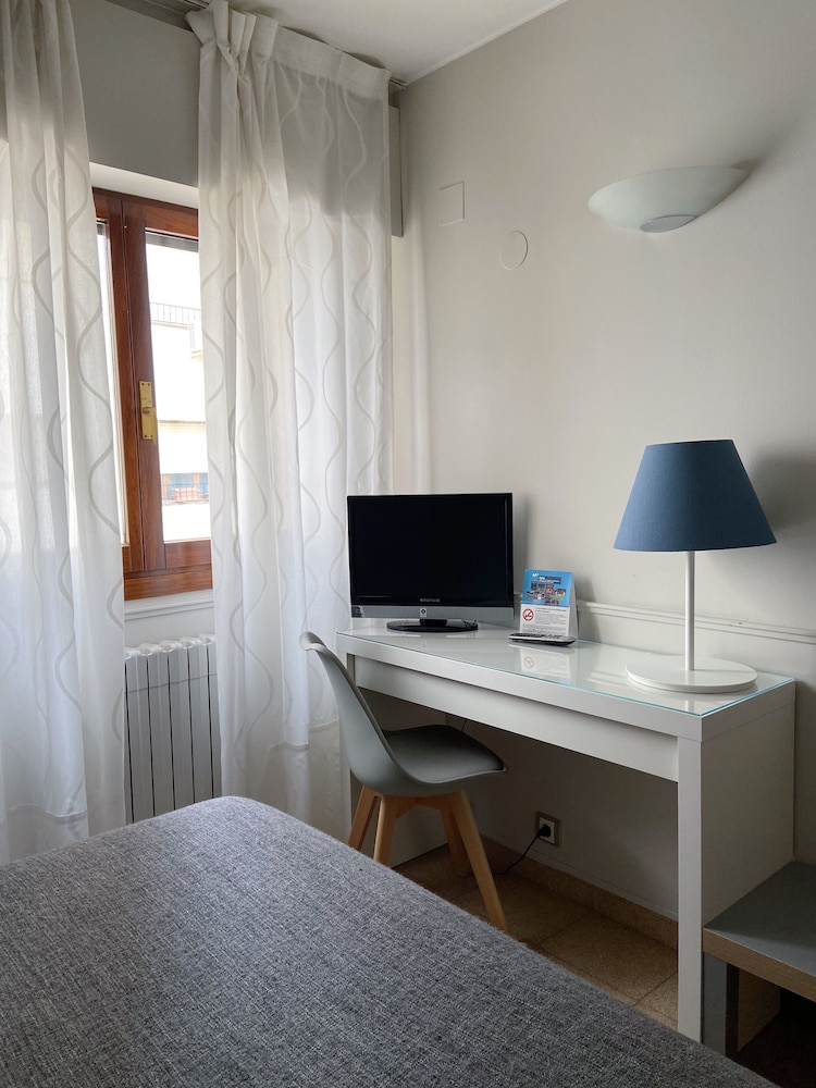 Standard Double Room (Free Parking) - Photo 4