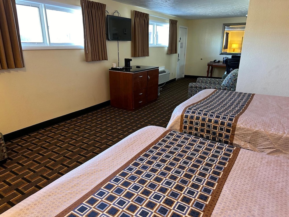 Room, 2 Queen Beds - Photo 9