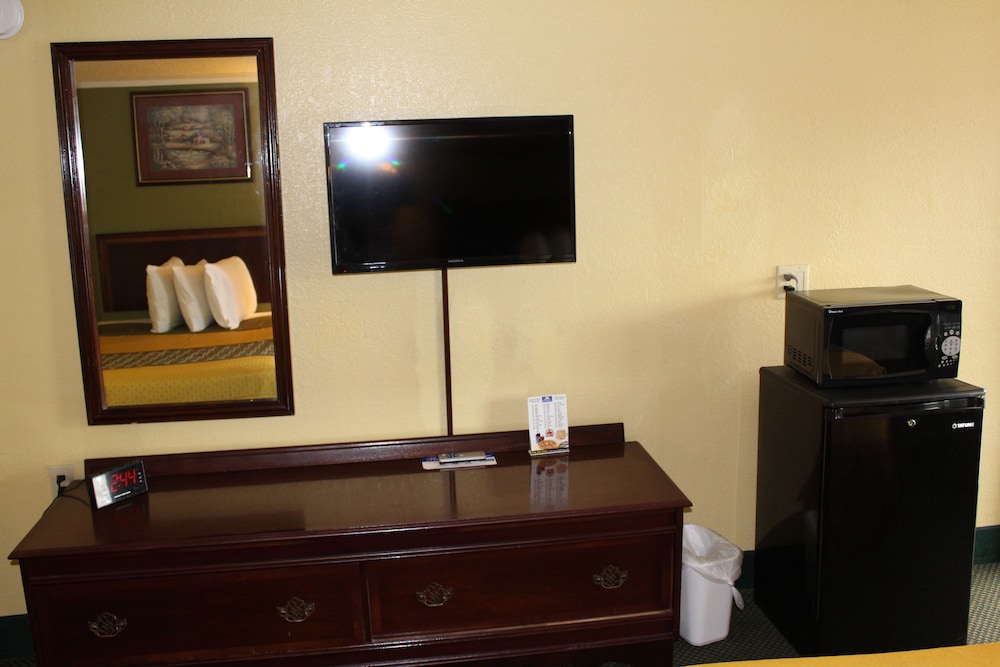 Room, 2 Queen Beds, Smoking - Photo 5
