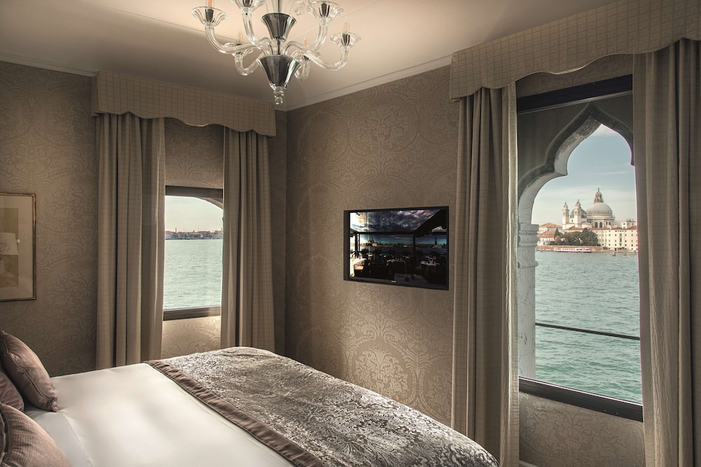 Suite (St Marks View)