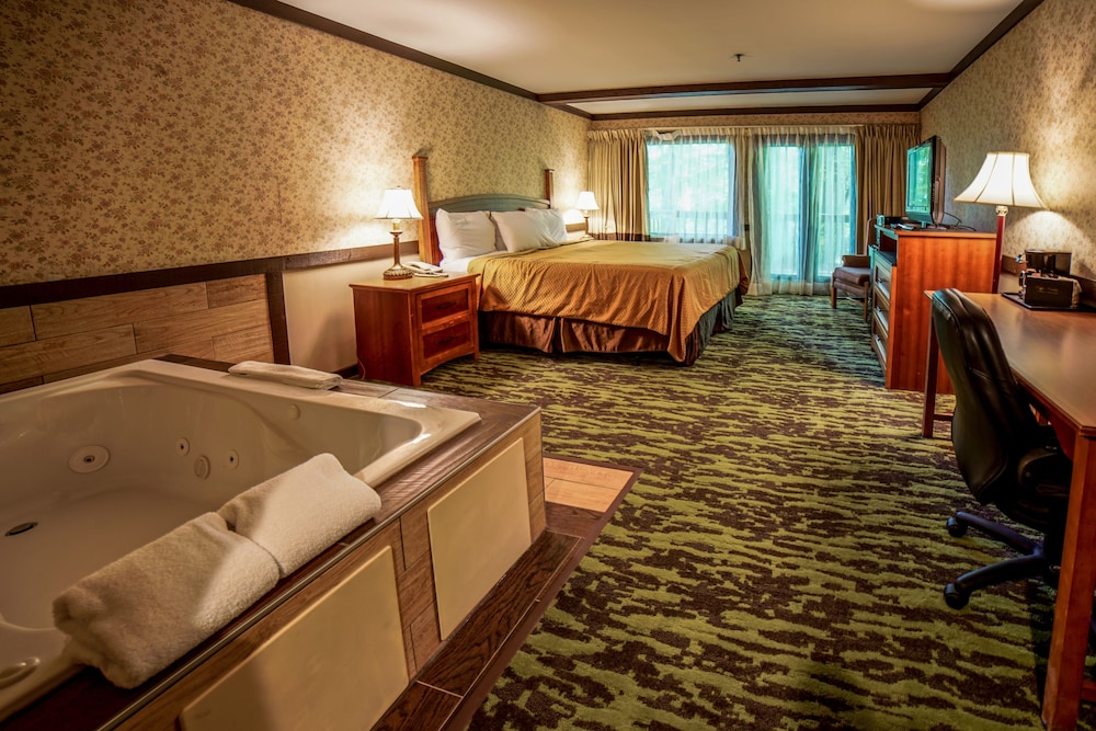 Romantic Room, 1 King Bed, Refrigerator & Microwave