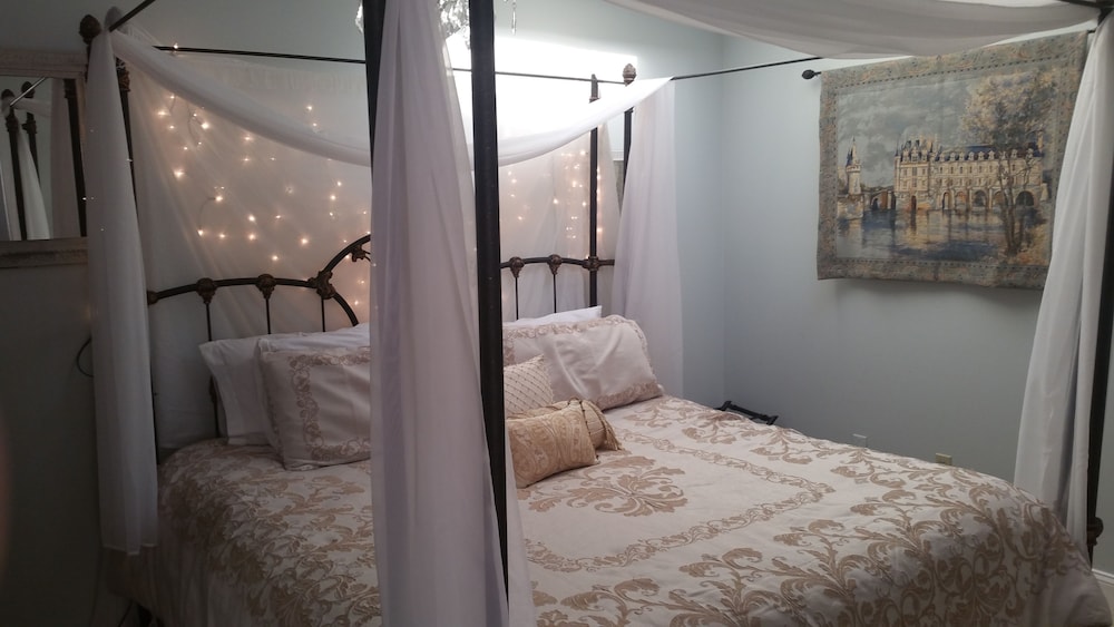 Honeymoon Room, 1 King Bed, Jetted Tub (Riveria Suite)
