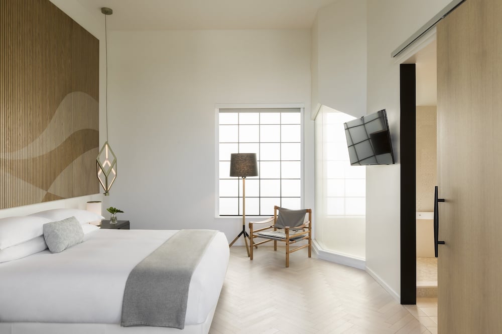 Suite, 1 King Bed (Design)