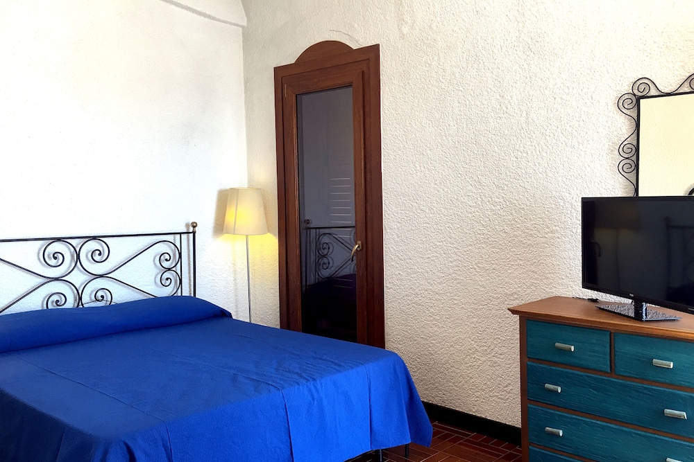 Basic Double Room, 1 Queen Bed, Non Smoking, Sea View photo 3