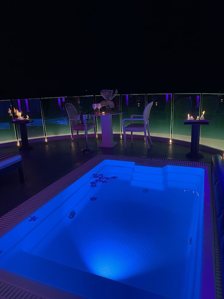 Suíte Infinity com piscina aquecida e sauna - Vista para o mar