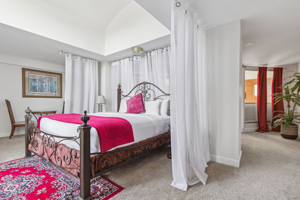 L Suite -Penthouse, 2 Person Soaking Tub, 1 King Bed, 3rd Floor
