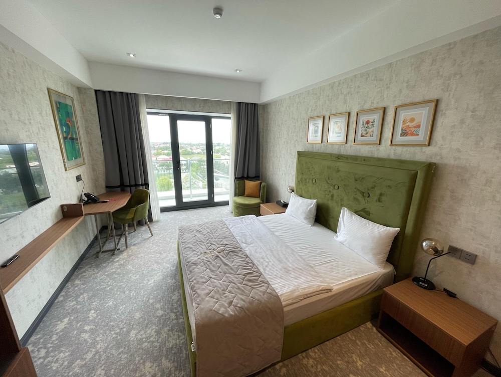 Deluxe King Room with City View photo 1