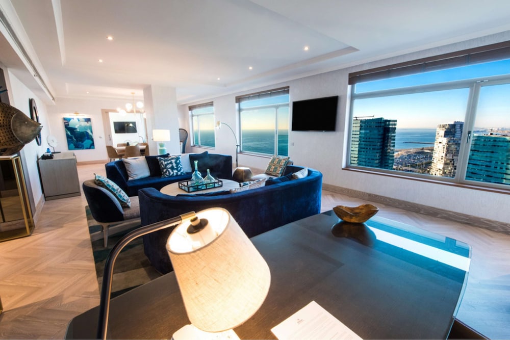 Suite, 1 King Bed (Skyline)