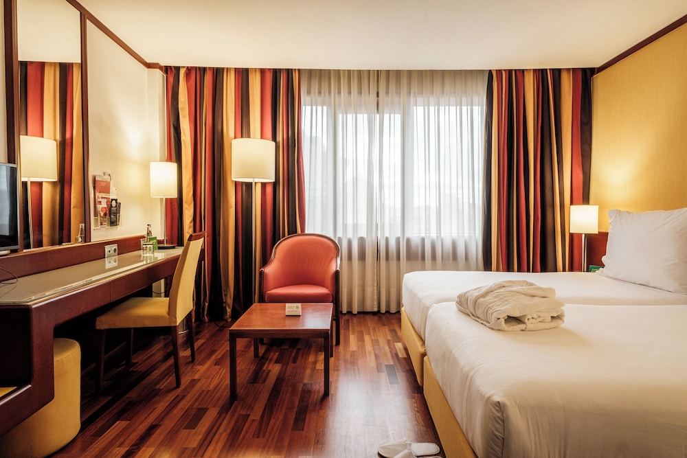 Standard Room, 2 Twin Beds, Smoking (Smoking Floor) thumbnail 5