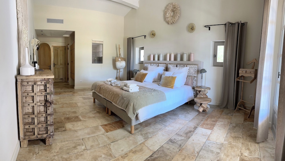 Exclusive Room, 1 King Bed photo 2