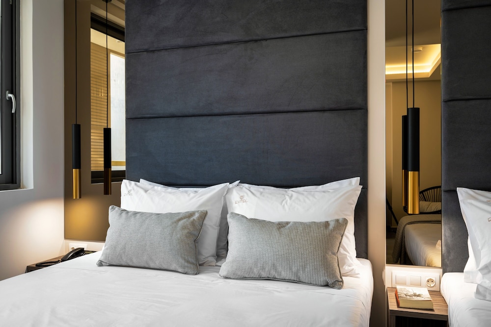 Deluxe Family Suite Open Plan - Photo 8