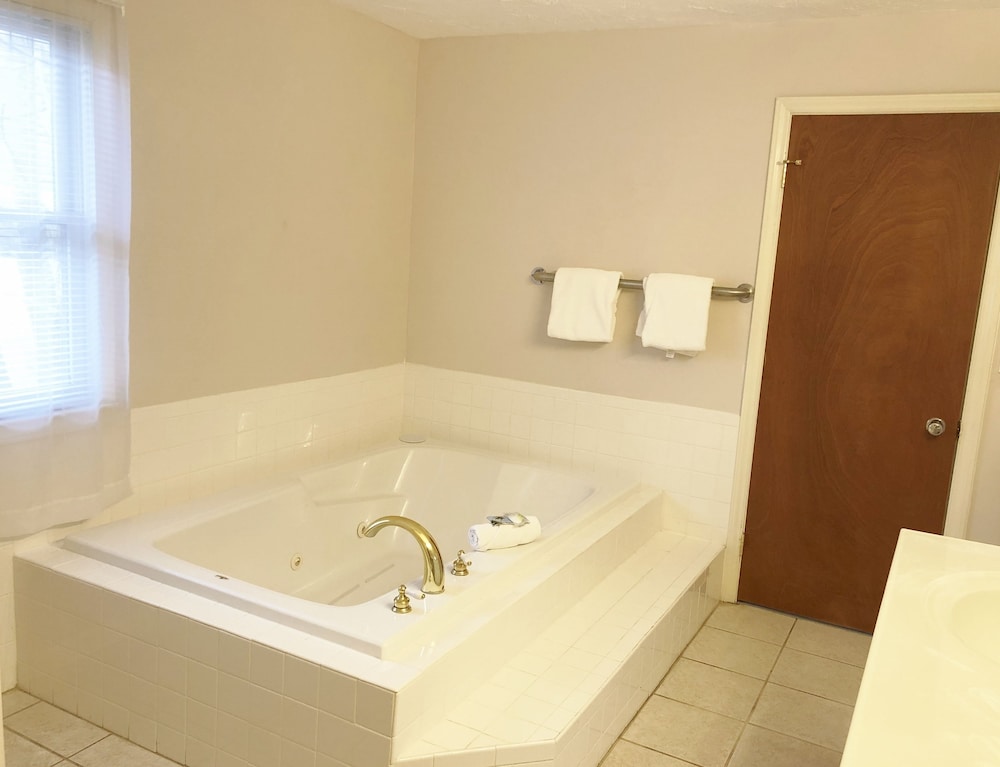 Room, 1 Queen Bed, Jetted Tub, Mountain View photo 2