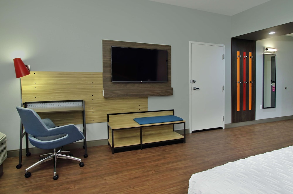 Room, 1 King Bed, Accessible (Roll-In Shower) photo 2