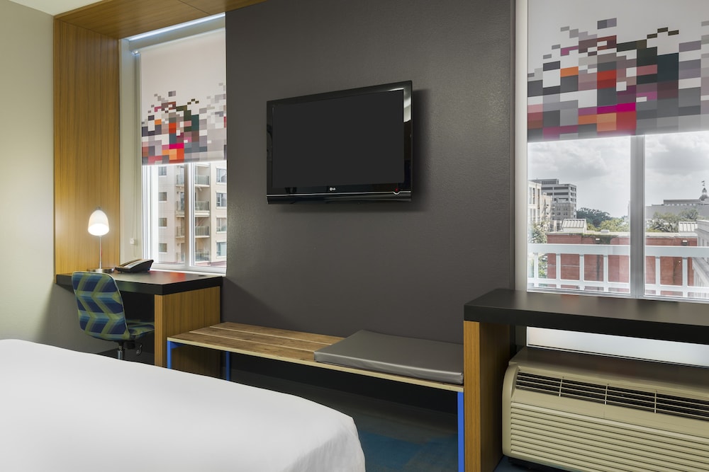 Room, 1 King Bed (Mobility Accessible, Roll-in Shower) - Photo 2
