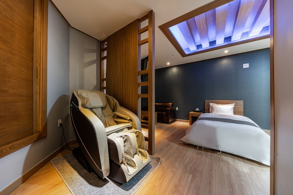 Premium Triple Room (Styler + Air Purifier + Massage Chair) photo 2