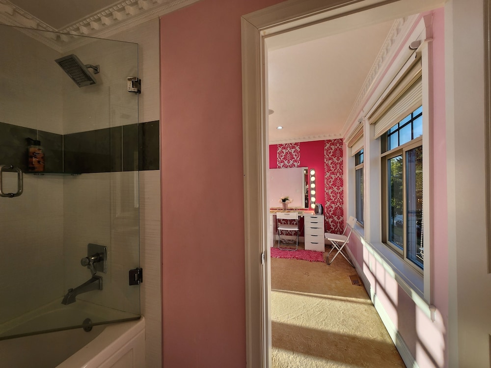 Romantic Suite, 2 Queen Beds, Non Smoking, Garden View photo 2