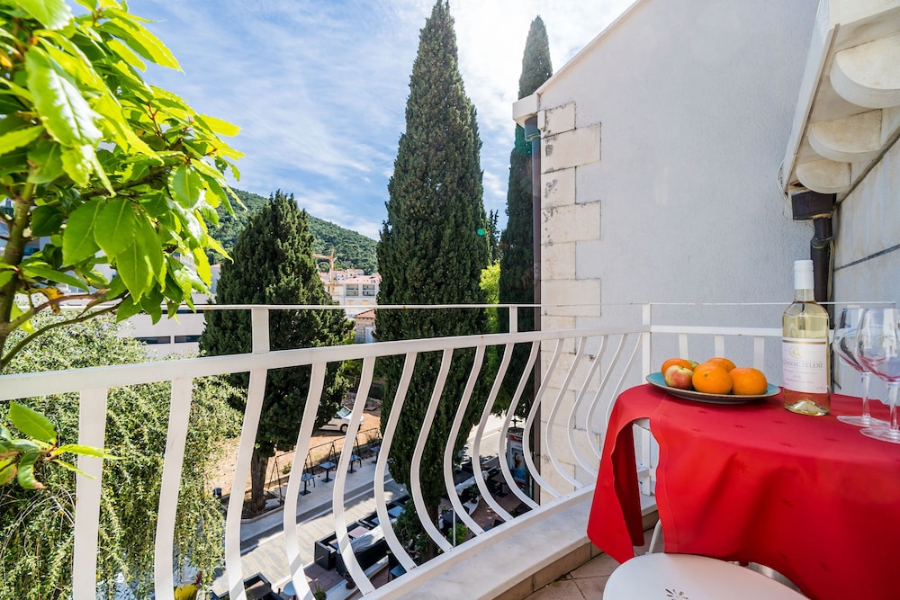 Triple Room, Balcony thumbnail 5