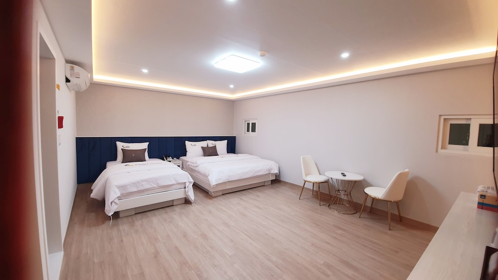 Premium Twin Room - Photo 6