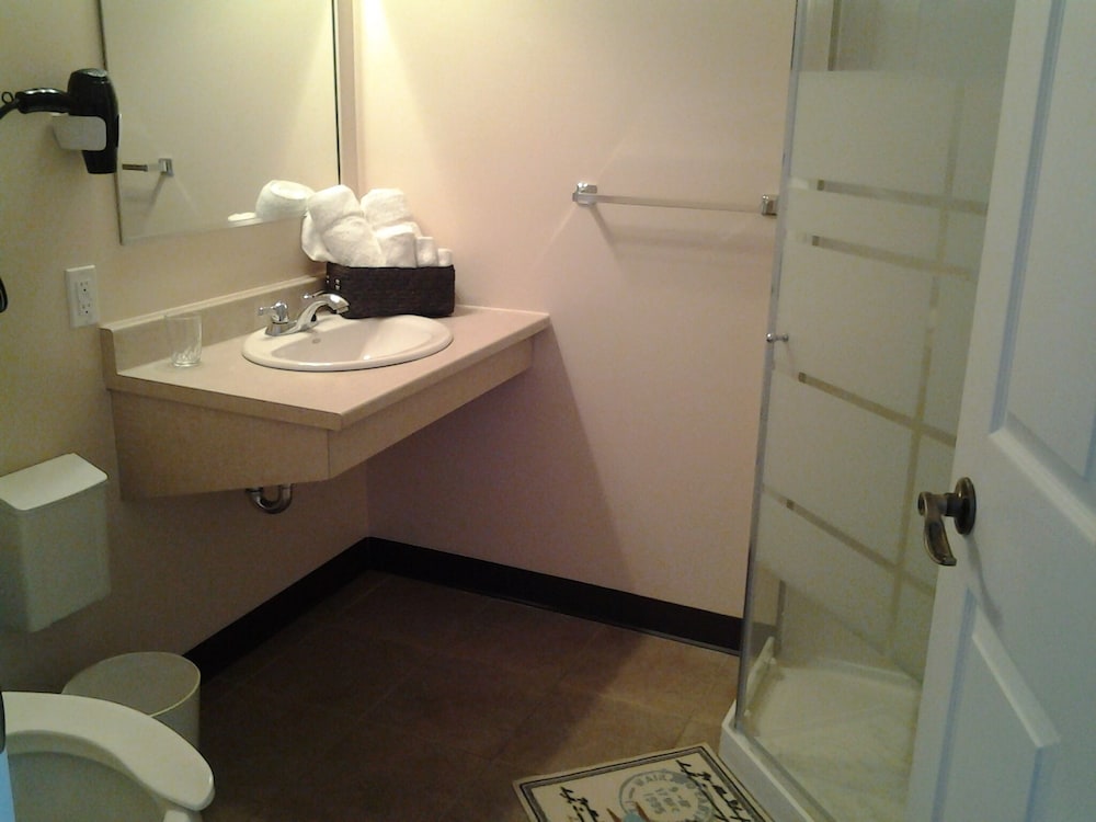 Room 1, 1 Double Bed and 1 Single Bed photo 2