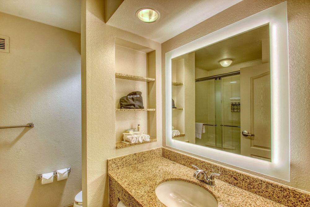 Standard Room, 2 Queen Beds - Photo 15
