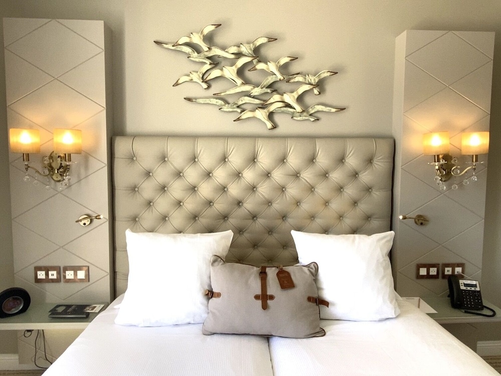 Deluxe Room, 1 King Bed, Partial Sea View