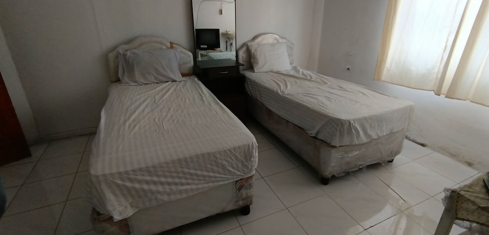 Standard Twin Room - Photo 4
